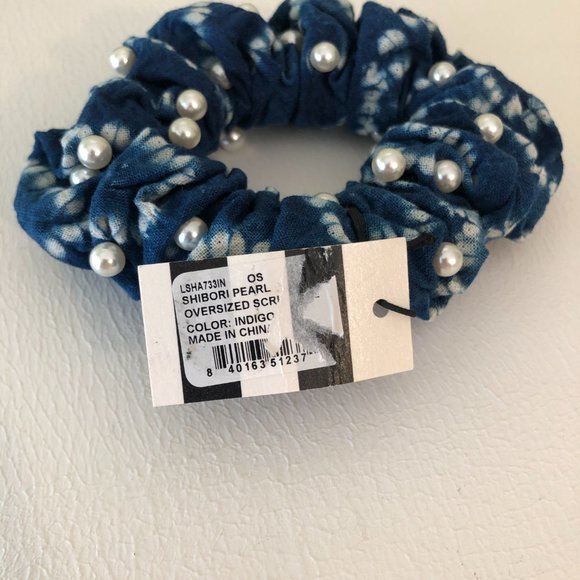 Lele Sadoughi Shibori Pearl Scrunchie and Claw Clip - Picture 3 of 6
